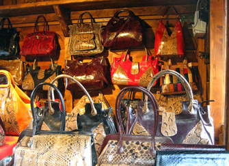 paris-christmas-market-handbags