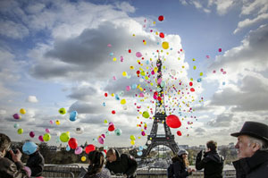 Paris Update Ballon Release Eiffel Tower