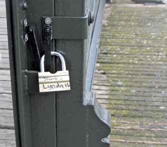 ParisUpdate-CestIronique-PontDesArtsLocks-Lock on Hinge