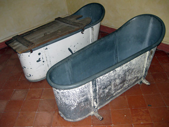 hospital-bathtubs-st-remy-van-gogh