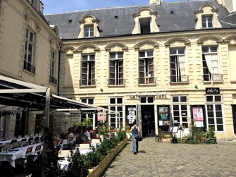 ParisUpdate-GrandCoeur-restaurant-courtyard