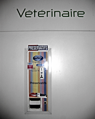 ParisUpdate-CestIronique-11-Vet-condom-machine