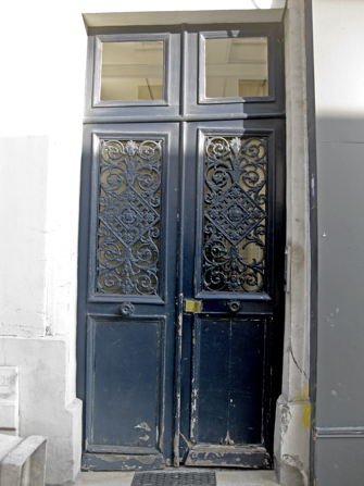 ParisUpdate-CestIronique-4-Crooked-door