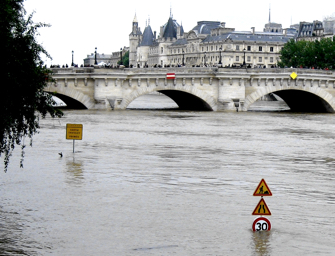 ParisUpdate-CestIronique-Flood Men At Work Sign