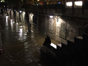 ParisUpdate-Flood-Seine-night