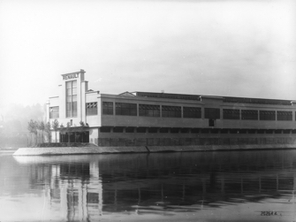 ParisUpdate-PavillonArsenal-08 - Île Seguin, Pointe amont de l’île Seguin, septembre 1934. © Renault Communication-Droits réservés