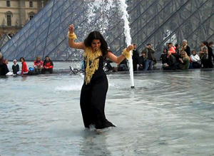 Romina De Novellis, performance artist, Louvre