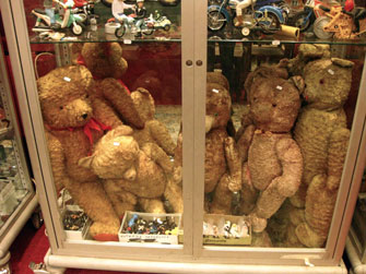 Teddy bears at the Hôtel Drouot.