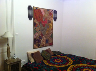 bedroom-with-suzani