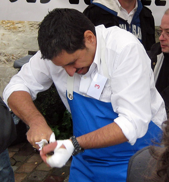 contestant-shucking-oysters-paris