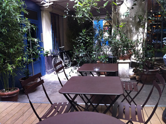 jaja_restaurant_paris_courtyard