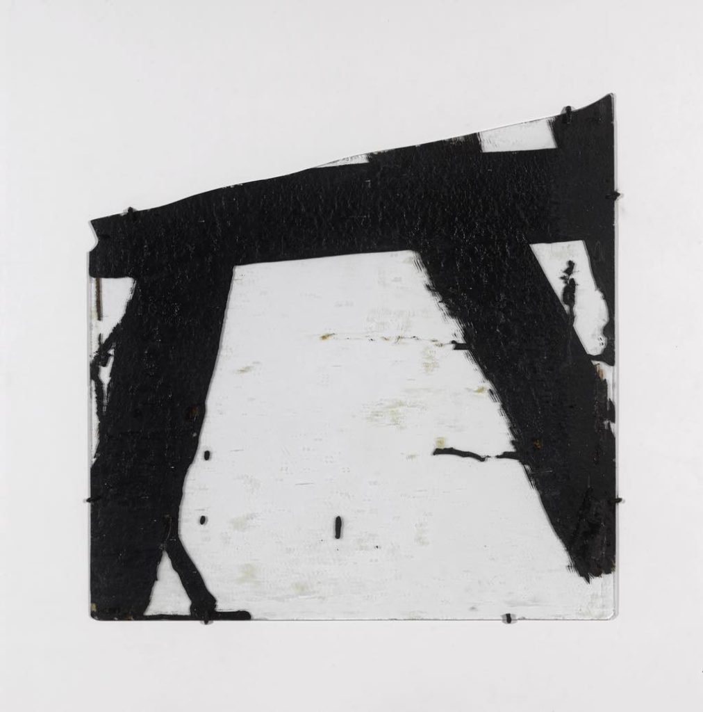 Soulages, Fondation Gianadda, Goudron sur verre 45,5 x 45,5, 1948-2