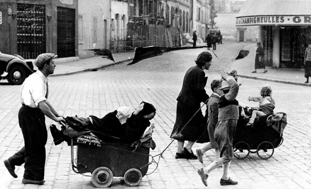 A family leaves Paris in June 1940 with the only means of transportation at their disposal. © Roger-Viollet