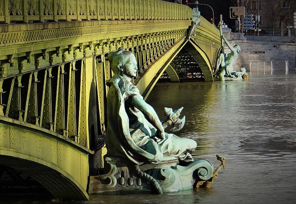 Paris’s Pont Mirabeau. Photo: Ibex73
