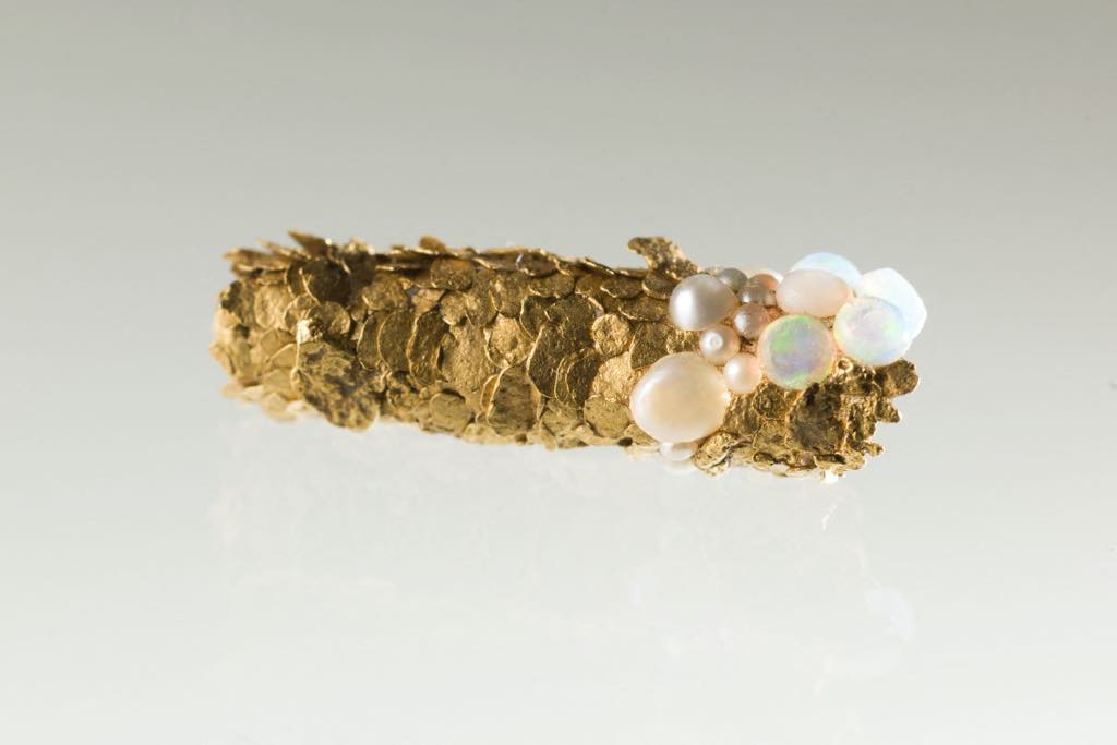 "Trichoptère" (1980-2016). A caddisfly case of gold, turquoise and pearls. Paris, Musée d’Art Moderne.