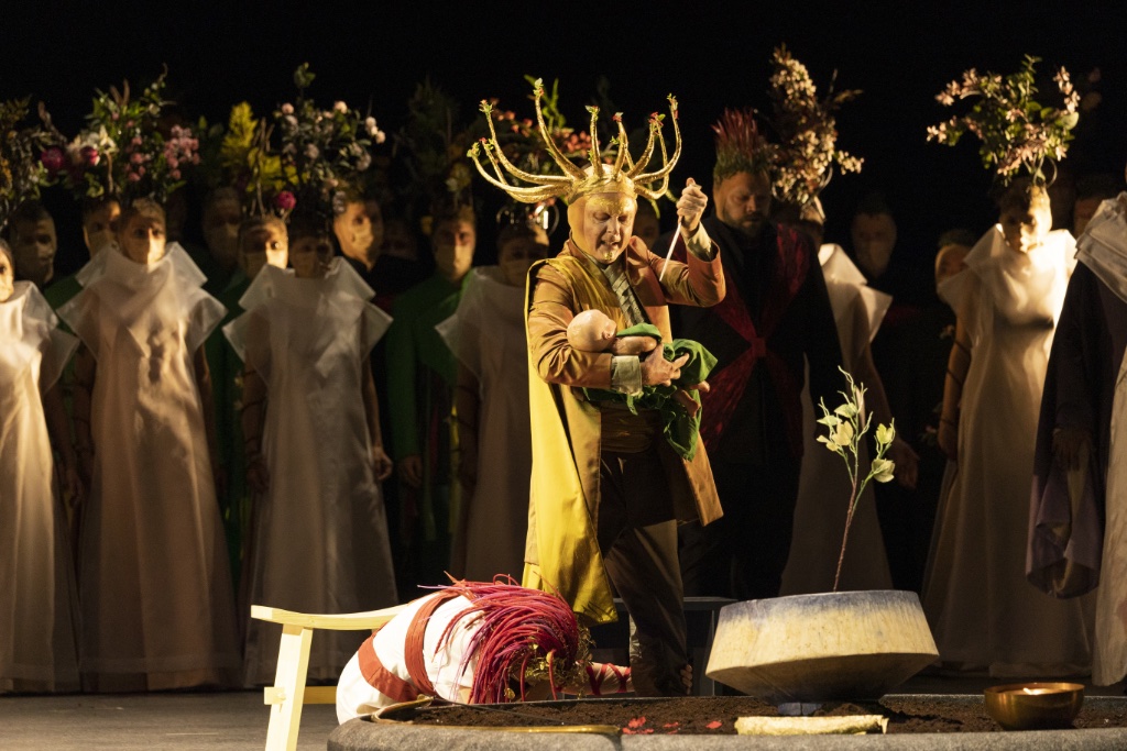 Laius threatens to kill his baby, Oedipus, while his wife Jocasta lies prostrate at his feet. Photo © Elisa Haberer/Opéra National de Paris