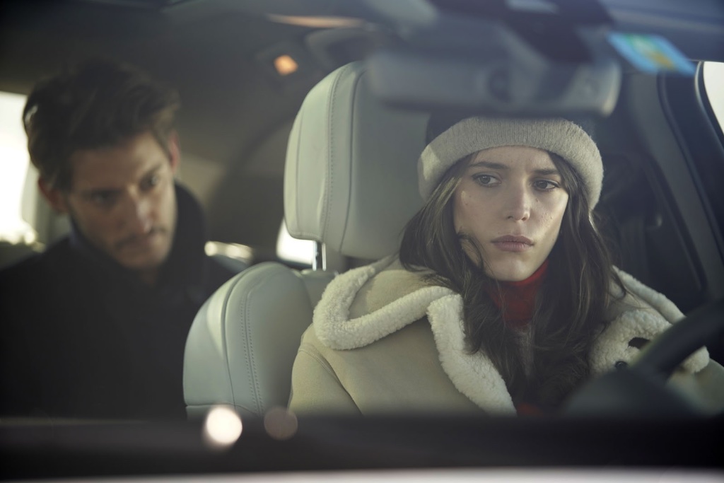 Lisa (Stacy Martin) at the wheel, with her lover Simon (Pierre Niney), the third wheel in a love triangle, in the backseat in Nicole Garcia’s Amants (Lovers).