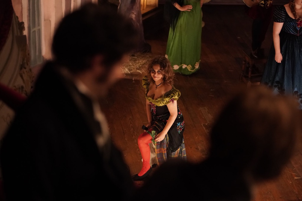 Lucien Chardon (Benjamin Voisin) spies Coralie (Salomé Dewaels) from above in Lost Illusions.