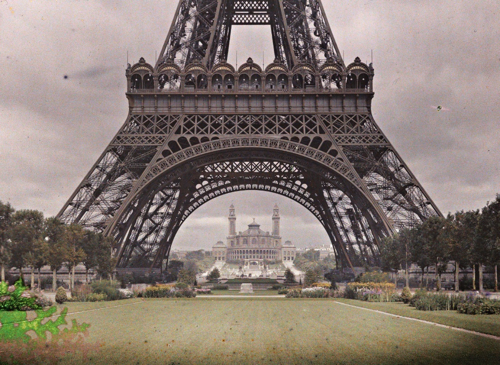 The Eiffel Tower and Trocadéro, by Auguste Léon (1912). © Département des Hauts-de-Seine / Musée Départemental Albert-Kahn, Collection Archives de la Planète.