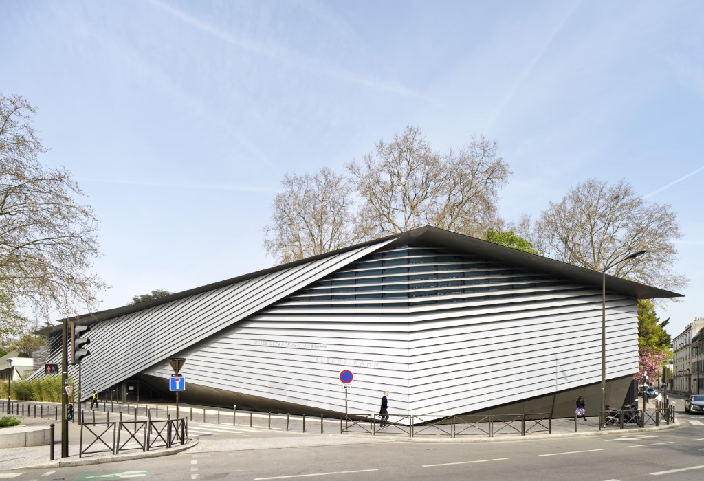The new Albert Kahn Museum in Boulogne-Billancourt, designed by Kengo Kuma, seen from the street. © Michel Denance