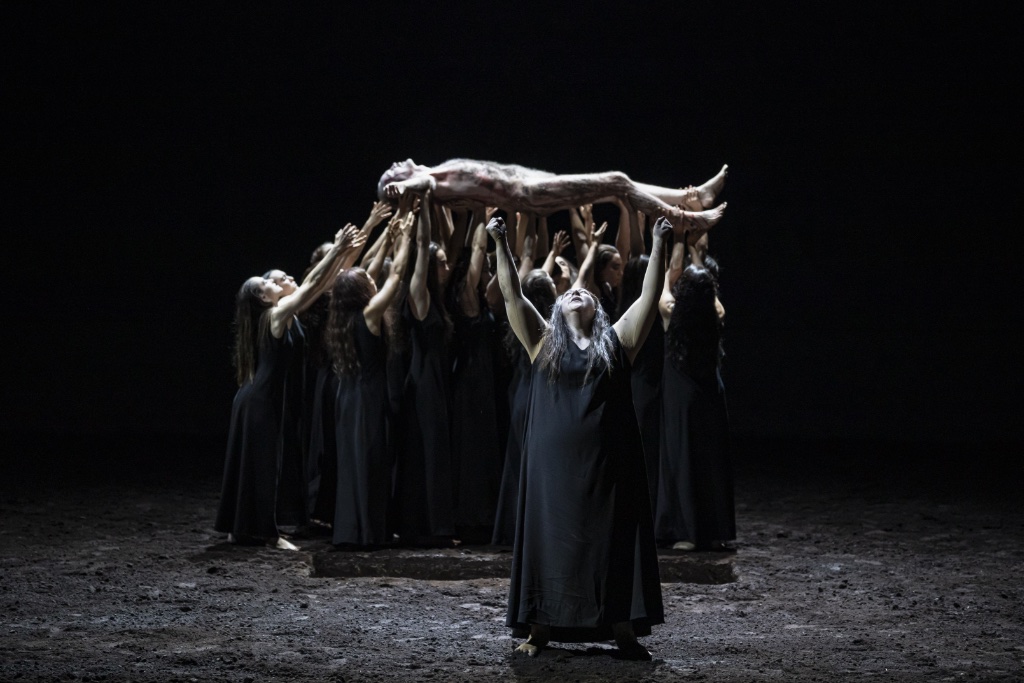 Elektra (Christine Goerke) swears vengeance at the sight of the body of her father, Agamemnon. © Emilie-Brouchon/Opéra de Paris.