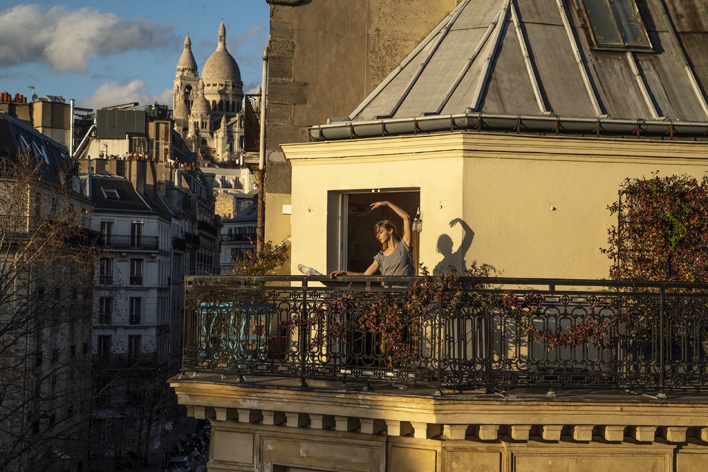 Élise practices on her balcony in En Corps (Rise). © Emmanuelle Jacobson-Roques–CQMM