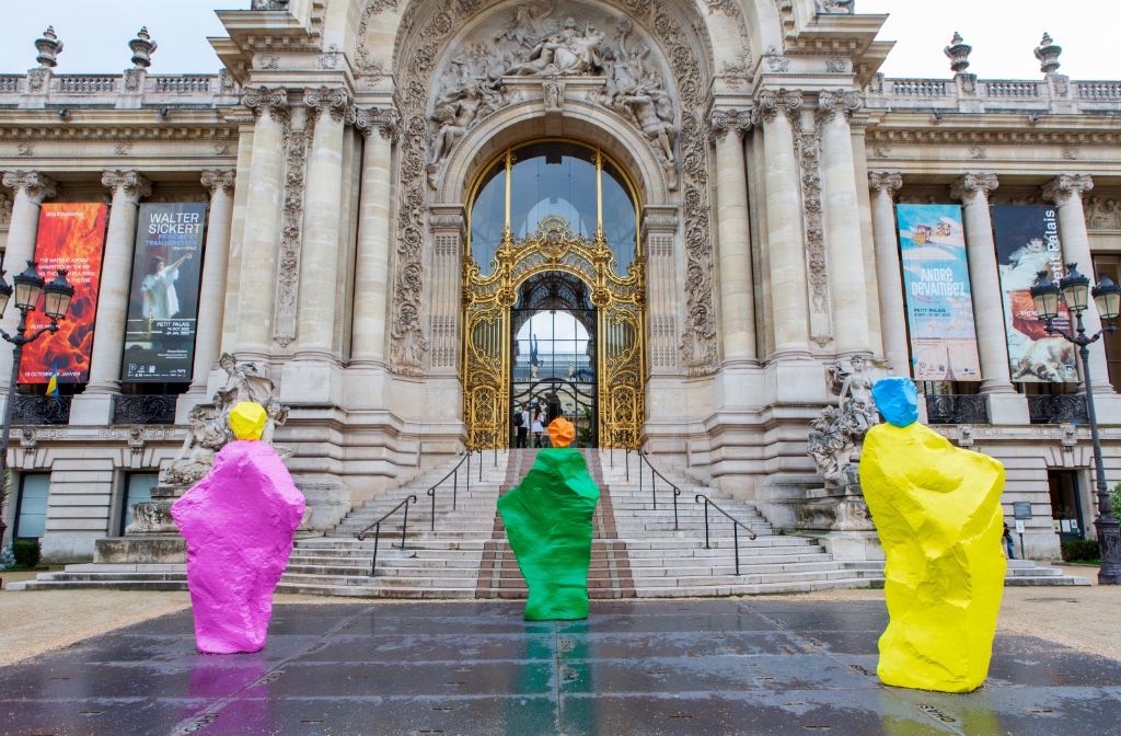 Ugo Rondinone’s "blue yellow nun," “orange green nun," and “yellow pink monk" in front of the Petit Palais. © Ugo Rondinone/Petit Palais. Photo. Archives Kamel Mennour 