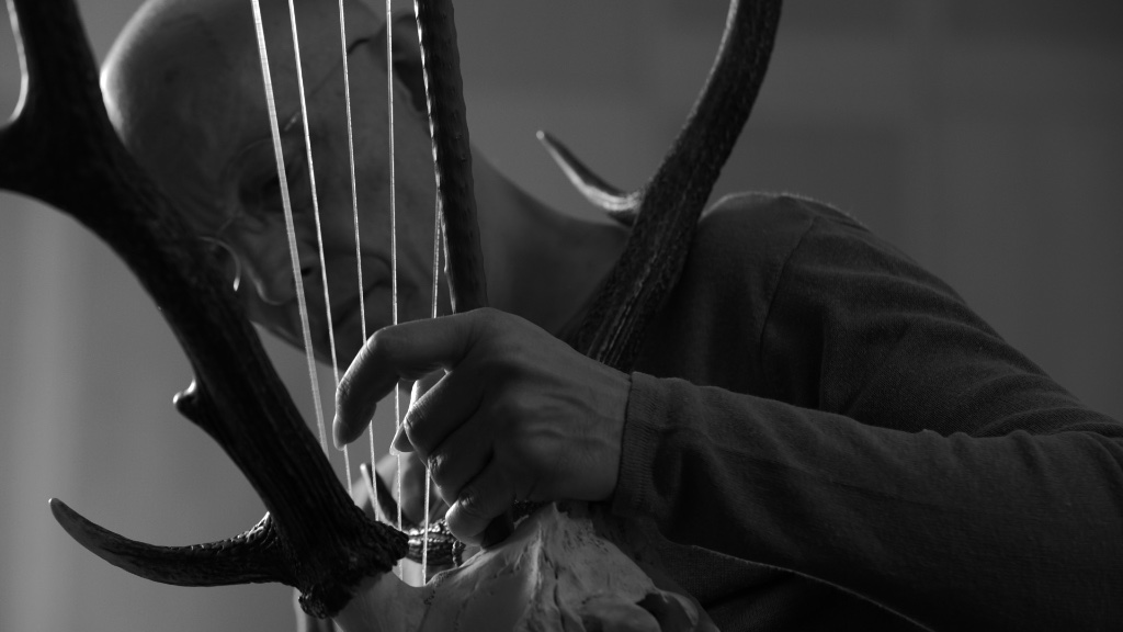 Erik Nussbicker playing an instrument he made from a stag’s horm. (2022) © Georgi Lazarevski