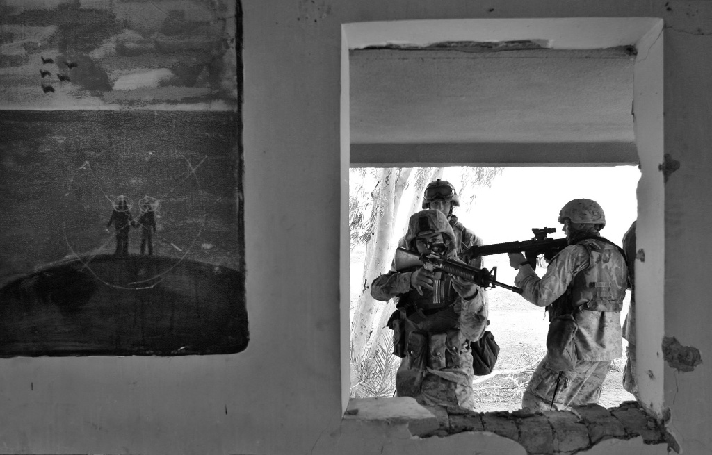U.S. Marines of the 1st Division train in a abandoned primary school outside Fallujah, Iraq, Monday, Nov. 1, 2004. © Anja Niedringhaus/AP/SIPA
