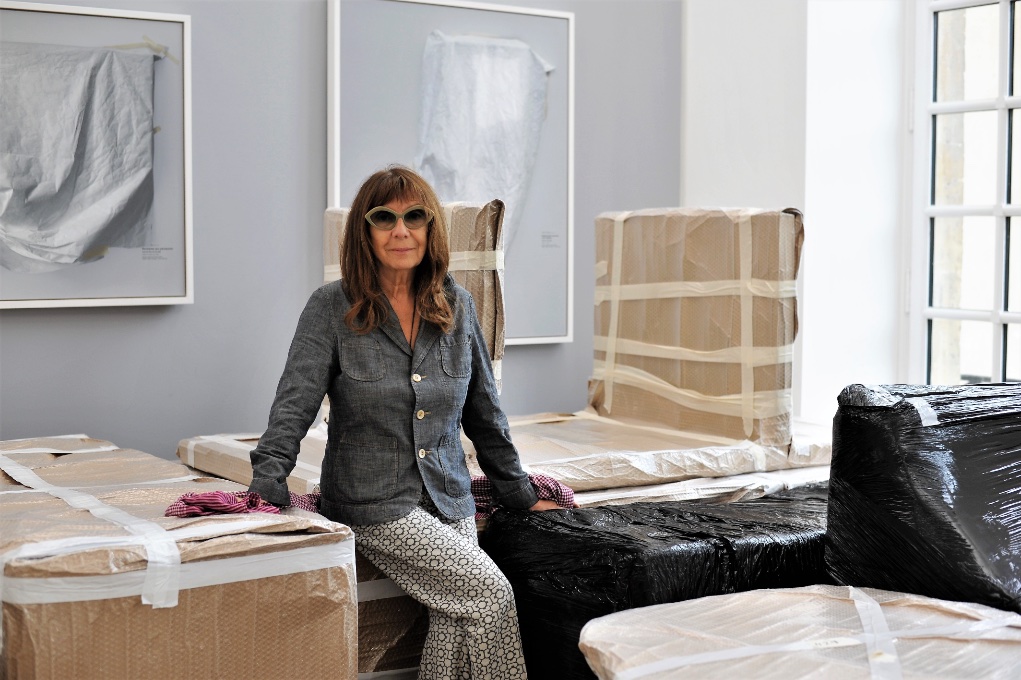 Behind Sophie Calle are her photos of works by Picasso covered up during lockdown. © Yves Géant